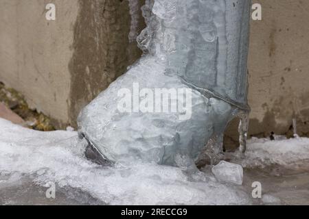 Gefrorenes Regenwasser, Das Das Flammrohr Des Abflussrohrs Ablaufen Lässt Stockfoto