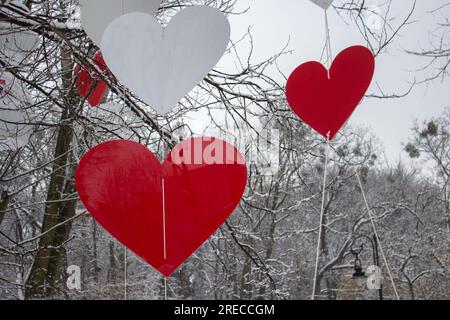 Geschmückte Bäume mit Herzen am Tag des heiligen valentins im Winter Stockfoto