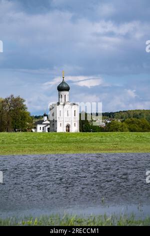 12.-Cantury Church of the Intercession on the Nerl in der russischen Region Wladimir. UNESCO-Weltkulturerbe. Stockfoto