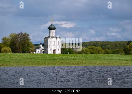 12.-Cantury Church of the Intercession on the Nerl in der russischen Region Wladimir. UNESCO-Weltkulturerbe. Stockfoto