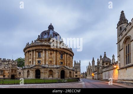 Die Radcliffe-Kamera in Oxford ohne Leute, früh am Morgen an einem bewölkten Tag. Stockfoto