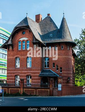 Hexenhaus, historisches Backsteingebäude mit Studentenwohnheim und Café Coffee Inn auf dem Charite Campus in Mitte, Berlin, Deutschland Stockfoto