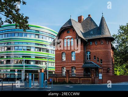 Hexenhaus, historisches Backsteingebäude mit Studentenwohnheim und Café Coffee Inn auf dem Charite Campus & Rhoda Erdman House in Mitte, Berlin, Deutschland Stockfoto