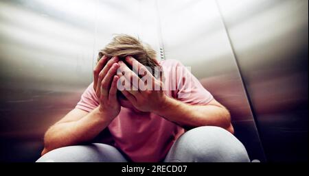 Man Platzangst Leiden gefangen im Aufzug Schreien Stockfoto