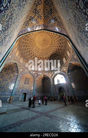 Die Scheich-Lotfollah-Moschee wurde während der Herrschaft von Shah Abbas I erbaut und wurde 1619 fertiggestellt und diente ausschließlich der königlichen Familie. Stockfoto