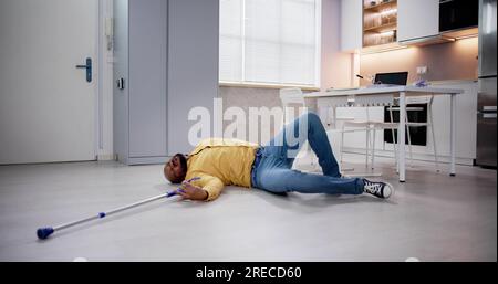 Älterer Älterer Mann – Risiko Des Sturzes Und Des Sturzes Stockfoto