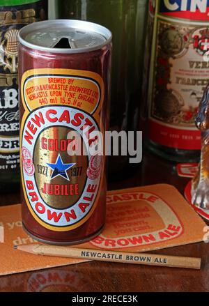 Newcastle Brown Ale, Golden Jubilee Dose, 1927,1977, mit Bleistift und Biermatte Stockfoto