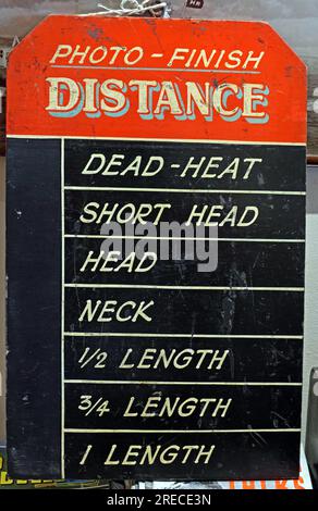 British Horse Race Course Photo-Finish Distance Board, Dead-Heat, kurzer Kopf, Hals, 1/2 m lang, 3/4 mm Länge, 1 mm Länge Stockfoto