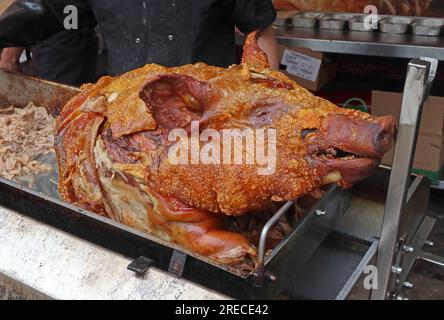 Schweinebraten auf dem Leith Saturday Craft Market, Dock Place, Leith, Edinburgh, Schottland, UK, EH6 6LU Stockfoto