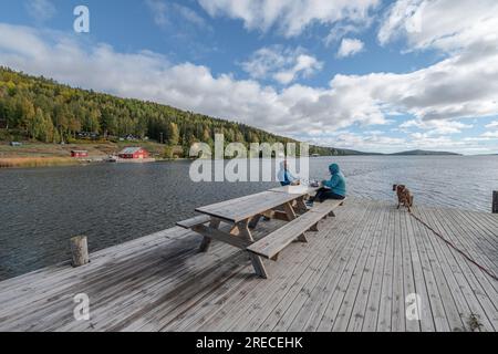 Frühstück am Pier in der Nähe des Meeres auf dem campingplatz skuleberget in Hoga Kusten Schweden. Stockfoto