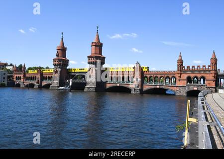 Berlin - 24. Juni 2023: Oberbaumbrücke in Berlin auf Deutschland Stockfoto