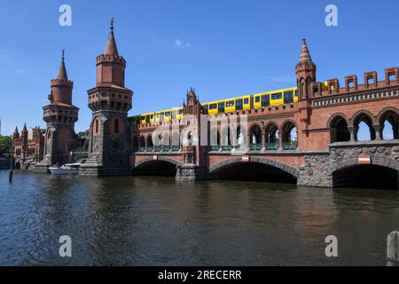 Berlin - 24. Juni 2023: Oberbaumbrücke in Berlin auf Deutschland Stockfoto