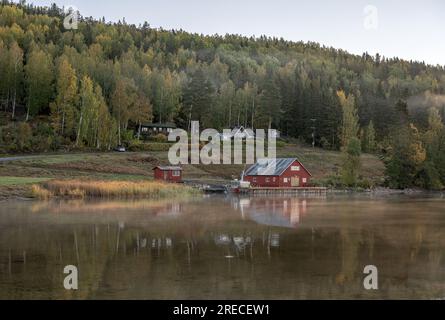 Schwedische Häuser und Berge am Meer auf dem campingplatz skuleberget Camping Caravan Camping in Hoga Kusten Schweden. Stockfoto