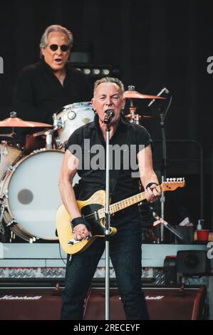 AUTODROMO DI MONZA, ITALIEN 2023: Der amerikanische Rocksänger, Songwriter und Gitarrist Bruce Springsteen (Spitzname „The Boss“) tritt live auf der Bühne des Autodromo di Monza auf, um das letzte Konzert seiner Tour 2023 zu feiern. Stockfoto