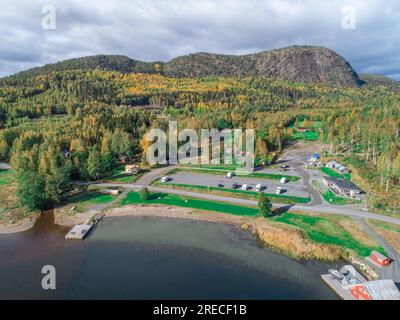 Blick auf die Berge und das Meer auf dem campingplatz skuleberget Caravan Camping in Hoga Kusten Schweden. Stockfoto