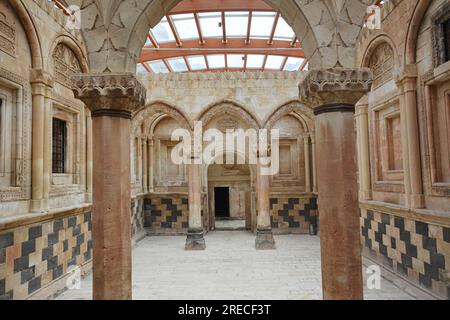 ishak pascha Palast in dogubayazit, AGRI, Turkiye. Das Innere des Palastes und der Säulen. Schriften an der Wand, arabische Verse und islamische Wörter. Stockfoto