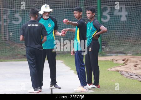 Bangladeschs legendärer Trainer Wahidul Gani während der U-15-Übungssitzung auf dem BCB Academy Ground, Mirpurm Dhaka, Bangladesch Stockfoto