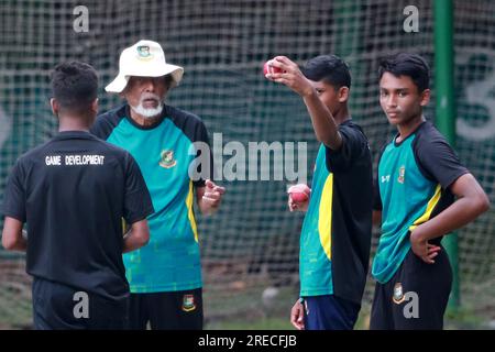 Bangladeschs legendärer Trainer Wahidul Gani während der U-15-Übungssitzung auf dem BCB Academy Ground, Mirpurm Dhaka, Bangladesch Stockfoto