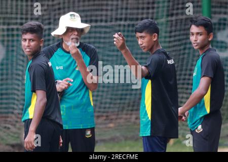 Bangladeschs legendärer Trainer Wahidul Gani während der U-15-Übungssitzung auf dem BCB Academy Ground, Mirpurm Dhaka, Bangladesch Stockfoto