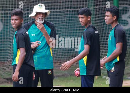 Bangladeschs legendärer Trainer Wahidul Gani während der U-15-Übungssitzung auf dem BCB Academy Ground, Mirpurm Dhaka, Bangladesch Stockfoto