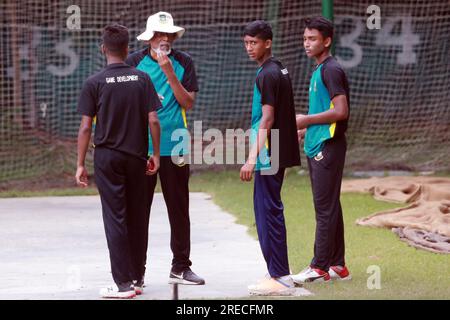 Bangladeschs legendärer Trainer Wahidul Gani während der U-15-Übungssitzung auf dem BCB Academy Ground, Mirpurm Dhaka, Bangladesch Stockfoto