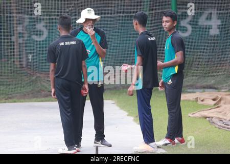 Bangladeschs legendärer Trainer Wahidul Gani während der U-15-Übungssitzung auf dem BCB Academy Ground, Mirpurm Dhaka, Bangladesch Stockfoto