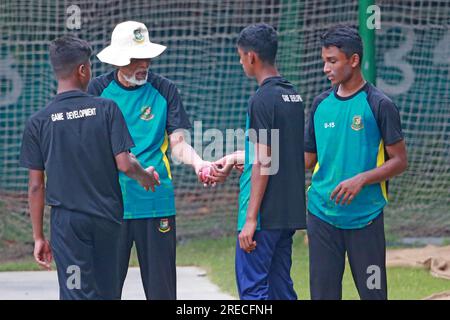 Bangladeschs legendärer Trainer Wahidul Gani während der U-15-Übungssitzung auf dem BCB Academy Ground, Mirpurm Dhaka, Bangladesch Stockfoto