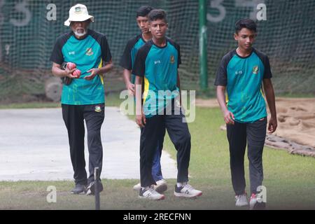 Bangladeschs legendärer Trainer Wahidul Gani während der U-15-Übungssitzung auf dem BCB Academy Ground, Mirpurm Dhaka, Bangladesch Stockfoto