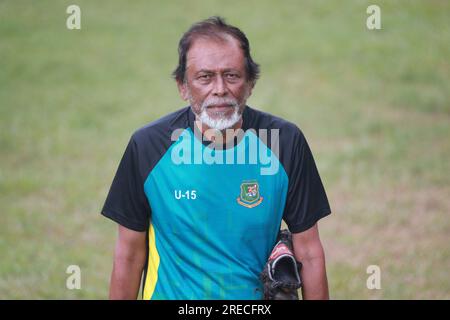 Bangladeschs legendärer Trainer Wahidul Gani während der U-15-Übungssitzung auf dem BCB Academy Ground, Mirpurm Dhaka, Bangladesch Stockfoto