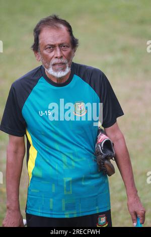 Bangladeschs legendärer Trainer Wahidul Gani während der U-15-Übungssitzung auf dem BCB Academy Ground, Mirpurm Dhaka, Bangladesch Stockfoto