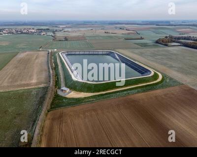 Mauze sur le Mignon (Mittelwestfrankreich): Rückhaltebecken, Wasserspeicherteich für die Bewässerung in der Landwirtschaft aus der Vogelperspektive Stockfoto