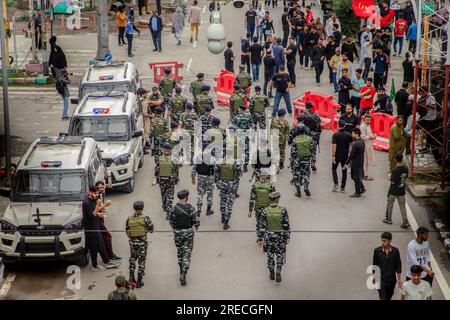 Streitkräfte der indischen Regierung patrouillieren auf der Straße, während Kaschmirschiitische Moslems am 8. Tag der Muharram-Prozession während der gedenkfeier der Ashura teilnehmen (10. Tag Muharram). Inmitten strenger Sicherheitsvorkehrungen erlaubten die indischen Behörden nach mehr als drei Jahrzehnten der Muharram-Prozession von 8., die traditionelle Route in Kaschmirs Hauptstadt Srinagar zu passieren. Ashura markiert das Märtyrertum von Imam Hussain, dem Enkel des Propheten Mohammed, und seinen unmittelbaren Familienmitgliedern, die 680 v. Chr. in der Schlacht von Karbala im Südirak getötet wurden. Stockfoto