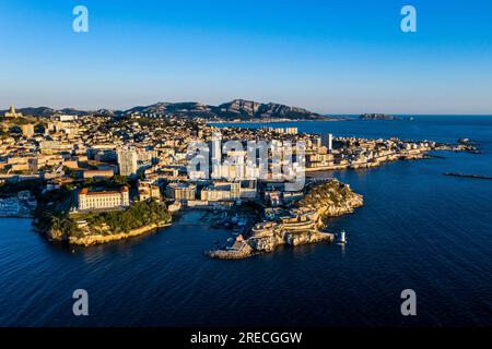 Marseille (Südostfrankreich): Blick aus der Vogelperspektive auf den Palast „Palais de Pharo“ am Ende des Tages vom Deich „digue du Large“. Stockfoto