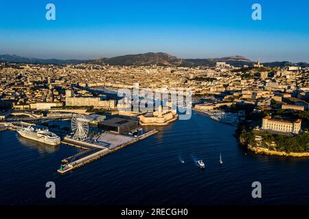Marseille (Südostfrankreich): Blick aus der Vogelperspektive auf den Alten Hafen am Ende des Tages vom Deich „digue du Large“. Auf der rechten Seite befindet sich der palais du Pharo Stockfoto