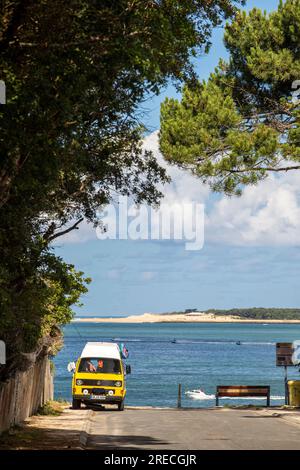 Volkswagen Typ 2, VW Kombi an der Küste der Arcachon Bay, im Departement Gironde (Südwestfrankreich) Stockfoto