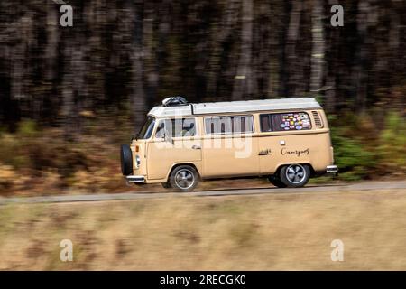 VW-Transporter, Kombi, T1, Typ 2 auf einer Straße Stockfoto