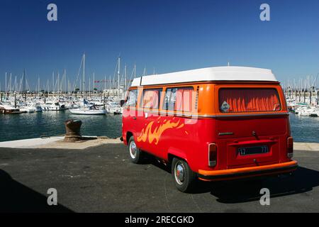 Vintage-VW-Transporter, Kombi, T1, Typ 2 im Hafen von Arcachon (Südwestfrankreich) Stockfoto