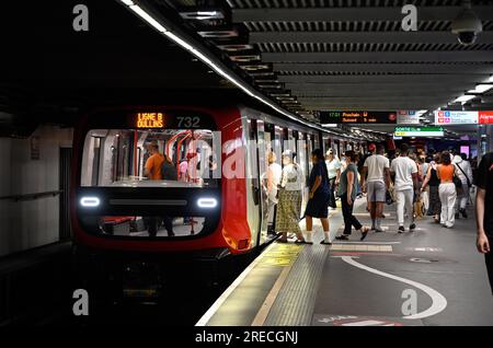 Metrostation Villeurbanne Charpennes Charles Hernu‘ (Mittelfrankreich): U-Bahnlinie B. Neue automatisierte, fahrerlose U-Bahn-Züge. Passagiere im Stockfoto