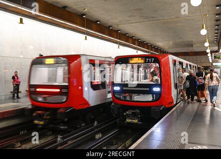 Metropole Lyon (Mittelfrankreich): Zwei neue, fahrerlose Züge der Linie B, die die beiden Bahnhöfe Charpennes Charles Hernu‘ in Villeurbanne (n Stockfoto