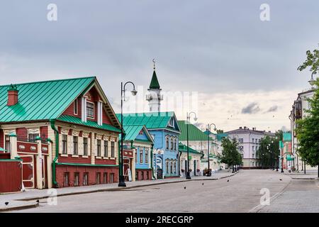 Kasan, Russland - 10. Juni 2023: Kayum Nasyri Fußgängerzone. Alte Tatar-Siedlung. Sommerliche Stadtlandschaft mit historischen Gebäuden. Reisekonzept Stockfoto