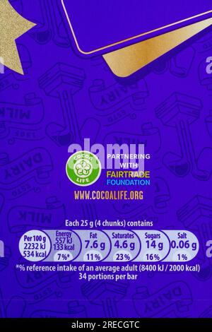 Nährwertangaben zu 850 g Cadbury Milchmilch Schokoladenriegel Kakao Life in Zusammenarbeit mit Fairtrade Foundation Stockfoto