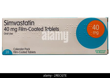 Packung mit Simvastatin 28 Kalenderpackung Filmtabletten Statine 40 mg isoliert auf weißem Hintergrund Stockfoto