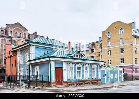 Kasan, Russland - 10. Juni 2023: Haus von Kaushchi, Karimow. Ein Denkmal der Wohnarchitektur, ein restauriertes typisches Tatarhaus aus dem späten 19. Jahrhundert Stockfoto