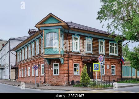 Kasan, Russland - 10. Juni 2023: Ahmet-bai's House. Erbaut Anfang des XX. Jahrhunderts unter Verwendung der Traditionen der tatarischen Volksarchitektur. Typischer Kaufmann der Stadt Stockfoto