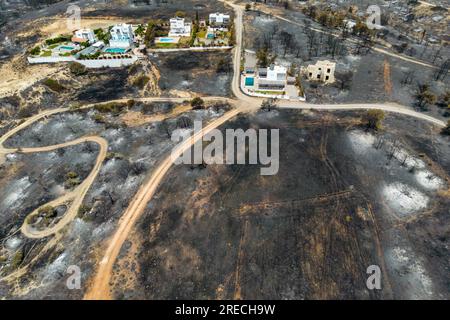 Gennadi, Griechenland. 27. Juli 2023. Luftfotos aus dem Dorf Gennadi zeigen die Spuren des Feuers. Aber sie zeigen auch das Ergebnis der Brandbekämpfung durch Feuerwehrleute und Freiwillige, die Häuser haben wenig Schaden erlitten. (Mit einer Drohne erschossen.) Auf der Ferieninsel Rhodos ist die Lage viel besser als in den vergangenen Tagen, ein Sprecher der griechischen Feuerwehr erzählte am Donnerstag dem griechischen Staatsfernsehen. Kredit: Christoph Reichwein/dpa/Alamy Live News Stockfoto