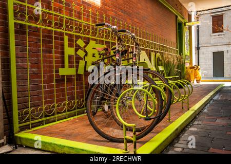 Zwei klassische Yongjiu-Fahrräder (für immer) an einem Fahrradständer vor dem Super Park Store in der Feng Sheng Li Gegend im Zentrum von Shanghai. Bezirk Jing’an, Stockfoto