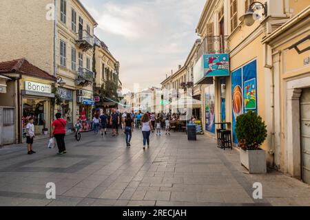 BITOLA, NORDMAZEDONIEN - 5. AUGUST 2019: Blick auf eine Fußgängerzone in Bitola, Nordmazedonien Stockfoto