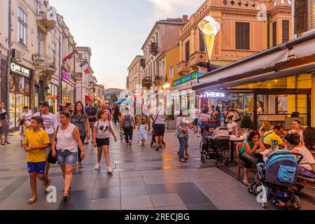 BITOLA, NORDMAZEDONIEN - 5. AUGUST 2019: Abendlicher Blick auf die Fußgängerzone Shirok Sokak Street in Bitola, Nordmazedonien Stockfoto