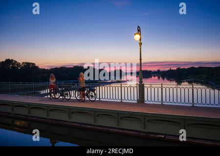 Briare (Nordmittelfrankreich): Abendliche Atmosphäre am Briare Aquädukt auf der anderen Seite der Loire, Canal Lateral a la Loire. Das schiffbare Wasser Stockfoto
