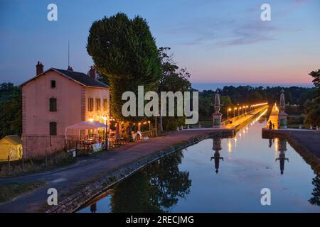 Briare (Nordmittelfrankreich): Abendliche Atmosphäre am Briare Aquädukt auf der anderen Seite der Loire, Canal Lateral a la Loire. Das schiffbare Wasser Stockfoto